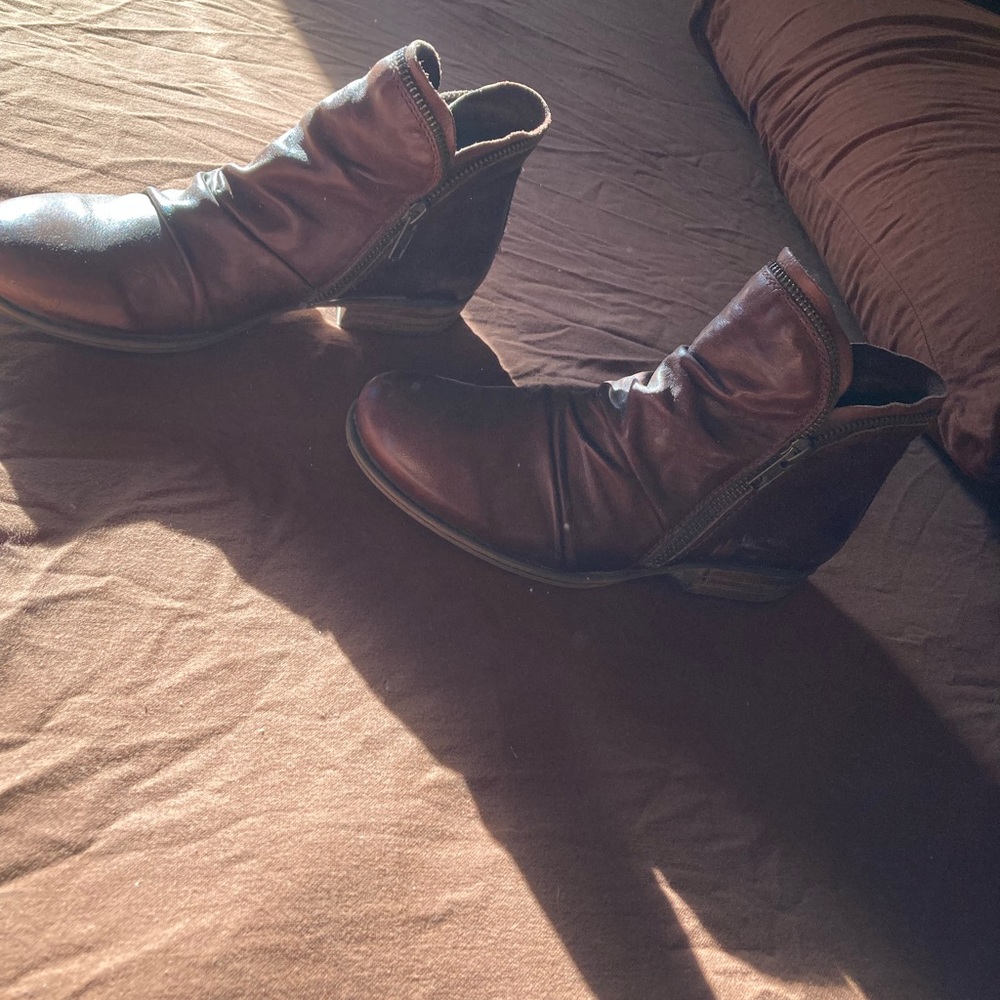MIZ MOOZ - Luna Boots. SIZE 5.5. Brown